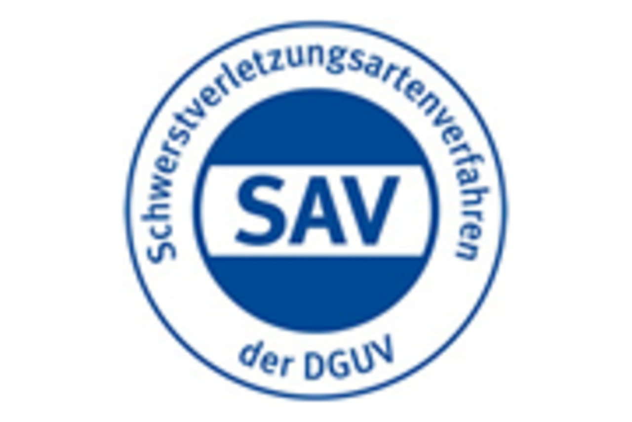 Text: Schwerstverletztzungsartenverfahren der DGUV kreisrund um die drei Buchstaben SAV in blau angeordnet