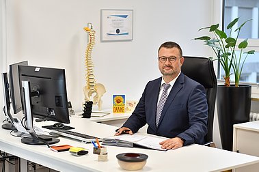 Professor Perl in seinem Büro am Schreibtisch