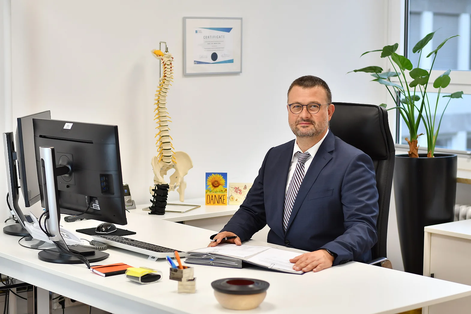 Professor Perl in seinem Büro am Schreibtisch